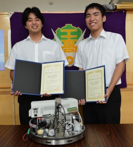 特別賞を受賞した砂川君（左）と池田君。手前は競技で使用した円形のロボット＝１５日、宮古工業高校