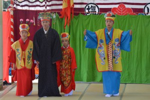 組踊「忠臣公之組」の若按司役（右）らの演技が高い評価を得た好評だった＝２１日、塩川地区