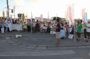 シュプレヒコールを上げ強行採決に抗議する参加者たち＝２０日、宮古郵便局前交差点