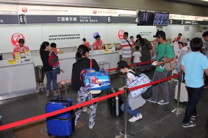 空港カウンターで搭乗手続きをする観光客ら＝２３日、宮古空港