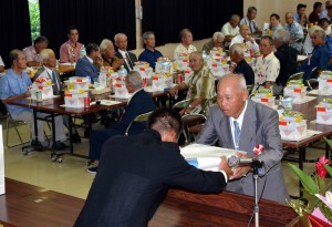１０３人の長寿を祝福した敬老会。対象者一人一人に記念品が贈られた＝１２日、久松公民館