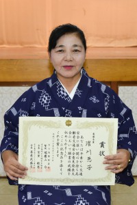 最優秀賞を受賞した濱川さん＝２７日、平良老人福祉センター