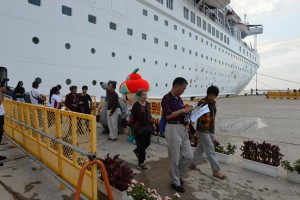 入国手続きを終え、クルーズ船から上陸する観光客ら＝１４日、下崎埠頭