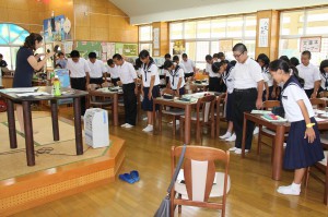 お辞儀の仕方などを学ぶ生徒たち＝２４日、西城中学校