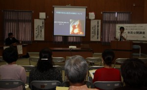 産婦人科医と小児科医による講演が行われた市民公開講座＝２６日、平良保健センター