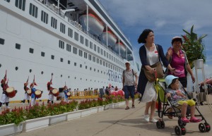 宮古島観光に出発するクルーズ船の乗船客（資料写真）