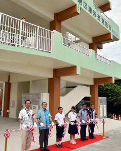 津波避難施設が完成し、関係者がテープカットで祝った＝５日、伊良部地区津波避難施設
