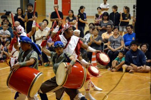 演舞会で勇壮なエイサーを踊る子供たち＝１３日、上野体育館