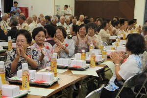 ７０歳以上５６９人を地域挙げて祝福した敬老会＝１７日、上野公民館