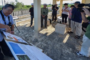 宮古野鳥の会仲地邦博会長（手前左）の説明を聞く参加者ら＝２２日、下地入江橋