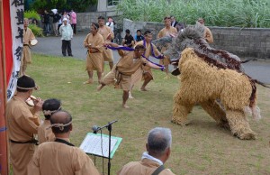 うるか神社で獅子舞を奉納し五穀豊穣を祈願した＝２７日、城辺砂川