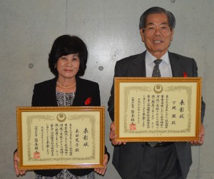 県社会福祉大会で知事表彰された下地さん（右）と長田さん＝２２日、沖縄コンベンションセンター劇場棟