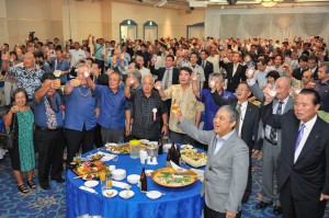 関係者が集い、乾杯で市制１０周年の節目を祝った＝１日、市内のホテル