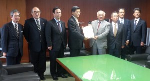下地市長（左から５人目）から石井国土交通大臣に要請書が手渡された＝２２日、国土交通省