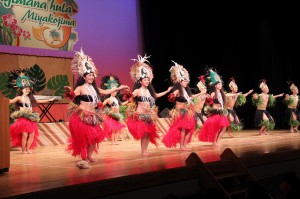第１部「ポリネシアンショー」で情熱的な踊りを披露する「プアヒナノ」のメンバーたち＝２日、マティダ市民劇場