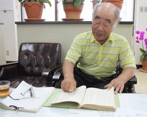 宇野常彦さんの手記のコピーを示しながら宮古島での十十空襲の様子を語る親泊宗二さん＝９日、本社