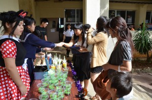 会場では生徒たちがかき氷や焼き鳥、ゼリーなどを販売し、人気を博した＝１７日、伊良部高校
