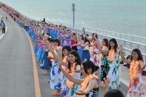 １５０９人が一斉にフラダンスを踊り、ギネス世界記録を樹立した＝３日、伊良部大橋