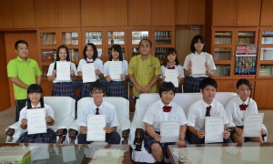 介護職員初任者研修課程を修了した生徒１０人に証明書が授与された＝１４日、宮古総合実業高校
