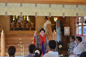 豊作を祝う「大世栄」の舞踊が奉納された＝２６日、宮古神社