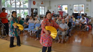 舞台では琉舞などが披露された＝１５日、上野の居宅介護事業所「たかやま」