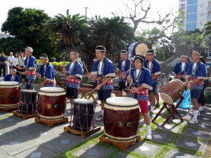 市役所を訪問して和太鼓を演奏する光の村養護学校の生徒たち＝１９日、市役所平良庁舎