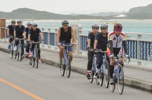 海をバックにバイク競技に挑む生徒たち＝２１日、池間大橋