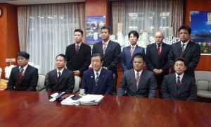 全沖縄製糖労働組合の山里委員長（前列左から２人目）らが要請行動を行った＝農林水産省