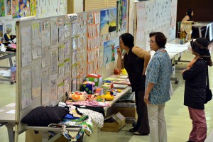 文化祭展示発表の部が開幕した。中学生の力作１０００点以上が展示されている＝３１日、宮古島市中央公民館