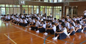 久貝さんの講話を熱心に聞き入る生徒たち＝５日、伊良部中の体育館