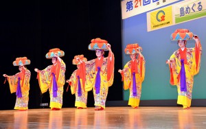１５校から約４００人の生徒が出演して伝統芸能やダンスを発表。写真は下地、久松、平良、北の生徒による琉球舞踊「四つ竹」＝２８日、マティダ市民劇場