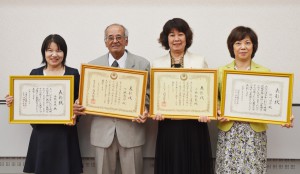 県公衆衛生大会で表彰された（左から）金城さん、下地さん、小禄さん、砂川さん＝３０日、那覇市の沖縄産業支援センター