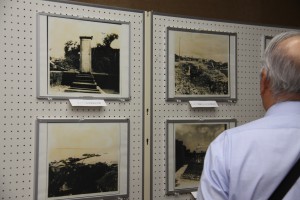１９６０年代の宮古諸島の風景写真などが展示されている「宮古諸島のくらしと風景」＝２２日、市中央公民館