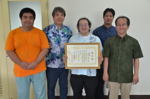 野村さん（左から３人目）に理事長表彰の賞状が伝達された＝１６日、宮古福祉保健所