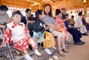 着物を着て両親と一緒に参拝に訪れた子供たち＝１５日、宮古神社