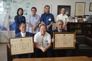 諸見里教育長（前列中央）に受賞報告した安慶田さん（同左端）ら＝19日、県庁