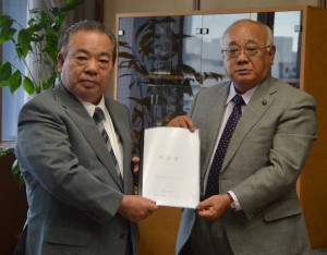 安慶田副知事（左）に要請書を手渡した下地市長＝２７日、県庁