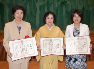 ２０１５年県文化協会賞授賞式で表彰された（左から）山口代表、中村さん、宮城さん＝２５日、名護市民会館