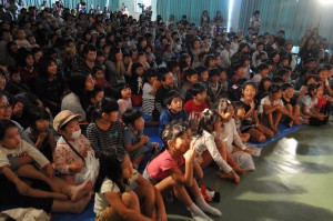 九州各県を含む１２の劇団が、会場に詰め掛けた子供たちを人形劇の世界に誘った＝１１月２９日、下地農村環境改善センター