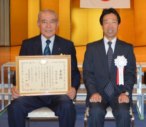谷口沖縄国税事務所長（右）から表彰された野津さん＝６日、那覇市のサザンプラザ海邦
