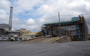 年内に操業を開始する予定の沖縄製糖宮古工場＝１０日、下地上地