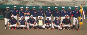 軟式野球で９年ぶり４度目の優勝を達成した宮古島市のメンバー＝２２日、名護市営球場