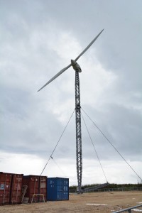 このほど完成した可倒式風力発電施設＝１３日、多良間村塩川の旧多良間空港跡地近く