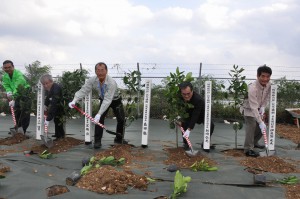 記念植樹する伊良皆村長（右）ら＝２６日、多良間村内