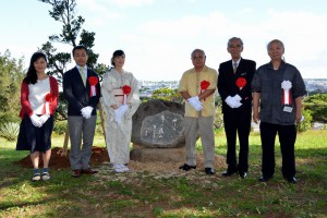 このほど建立された山田佳乃句碑の除幕が行われた。左から３人目が山田佳乃さん＝２４日、カママ嶺公園