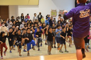 体操「昆虫たいきょくけん」を楽しむ子供たち＝２６日、市中央公民館