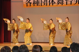 舞台発表で「トウガニあやぐ」を披露する琉舞愛好会のメンバー＝５日、多良間村コミュニティー施設