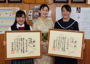合格の喜びを報告する佐久田さん（左）、下地さん（右）と池間さん＝１４日、池間美代子琉舞研究所