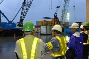 荷役作業が安全に行われているかを確認する関係者ら＝１０日、平良港