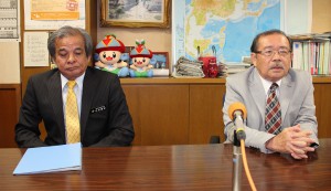 職員の処分内容について発表する長濱副市長（右）と村吉部長＝２５日、市役所平良庁舎